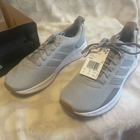 Woman’s adidas shoes - Picture 2 of 7